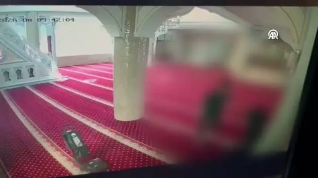 Bahçelievler'de camide temizlik yapan imamı darp etti: O anlar kamerada