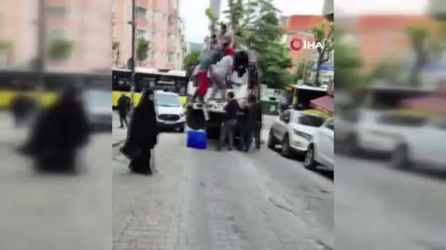Bahçelievler'de şaha kalkan kamyoneti indirmek için üzerinde zıpladılar