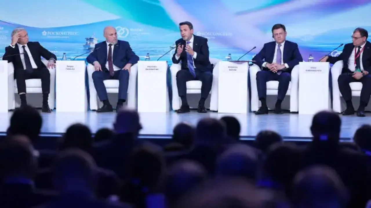 Bakan Bayraktar Rusya Enerji Haftası’nda: Kapasiteleri etkin kullanmalıyız