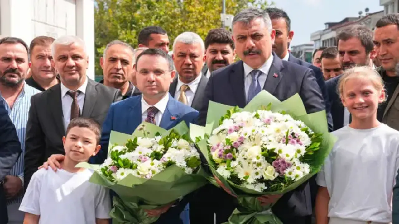 Bakan Çiftçi ve Bakan Güler Esenyurt'ta esnaf ve vatandaşla bir araya geldi
