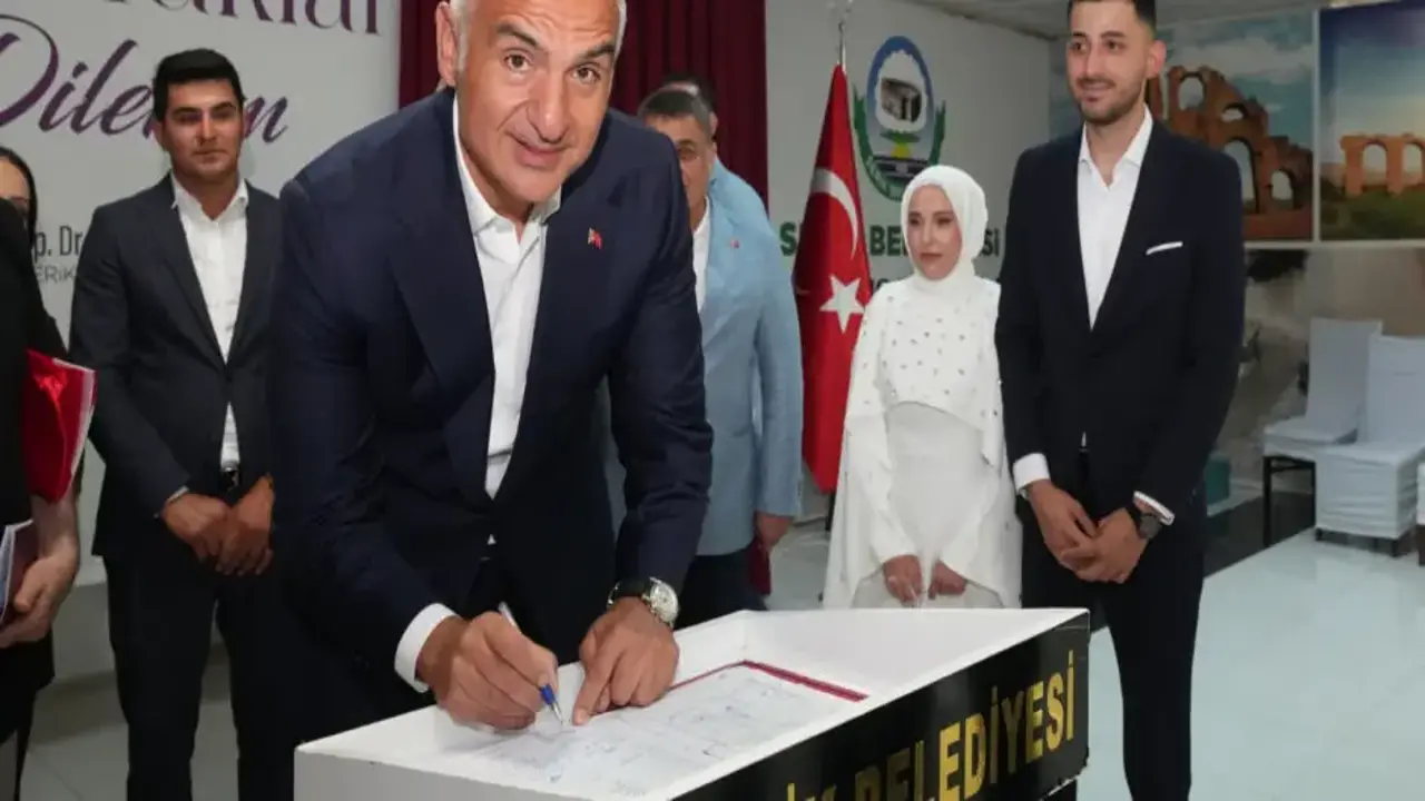 Bakan Ersoy genç çiftin nikah şahidi oldu