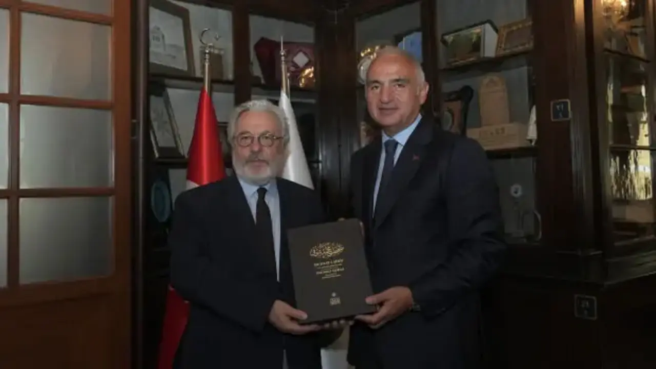 Bakan Ersoy, İslam Kültür, Sanat ve Tarih Araştırma Merkezi'ni ziyaret etti