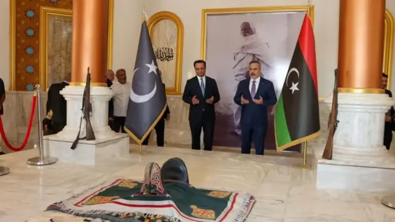 Bakan Fidan, Libya'nın milli kahramanı Ömer Muhtar’ın mezarını ziyaret etti