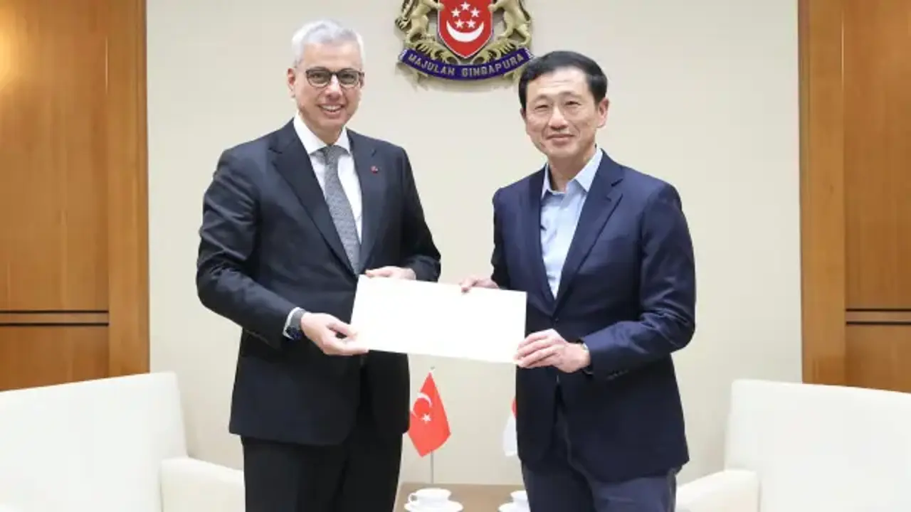 Bakan Memişoğlu, Singapur'da resmi temaslarda bulundu