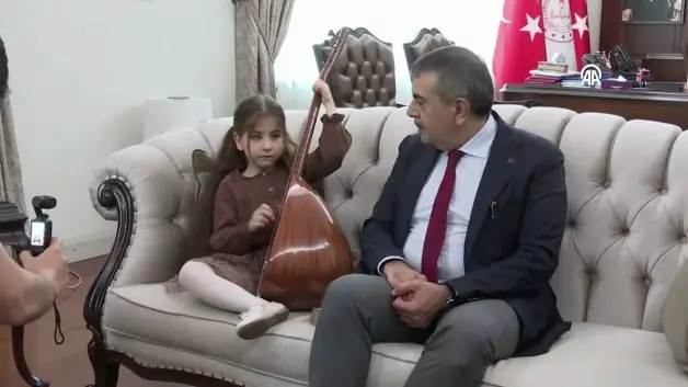 Bakan Tekin, müzik ilkokuluna başvuran 6 yaşındaki görme engelli öğrenciyi ağırladı
