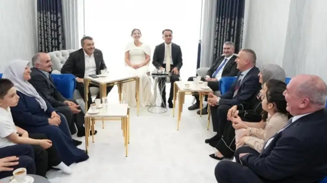 Bakan Tekin nişan törenine katıldı