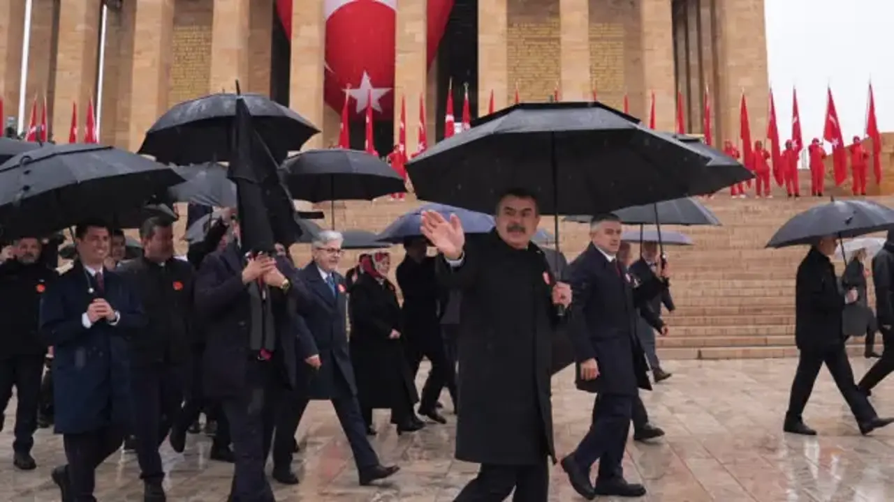 Bakan Tekin'den Anıtkabir'e ziyaret
