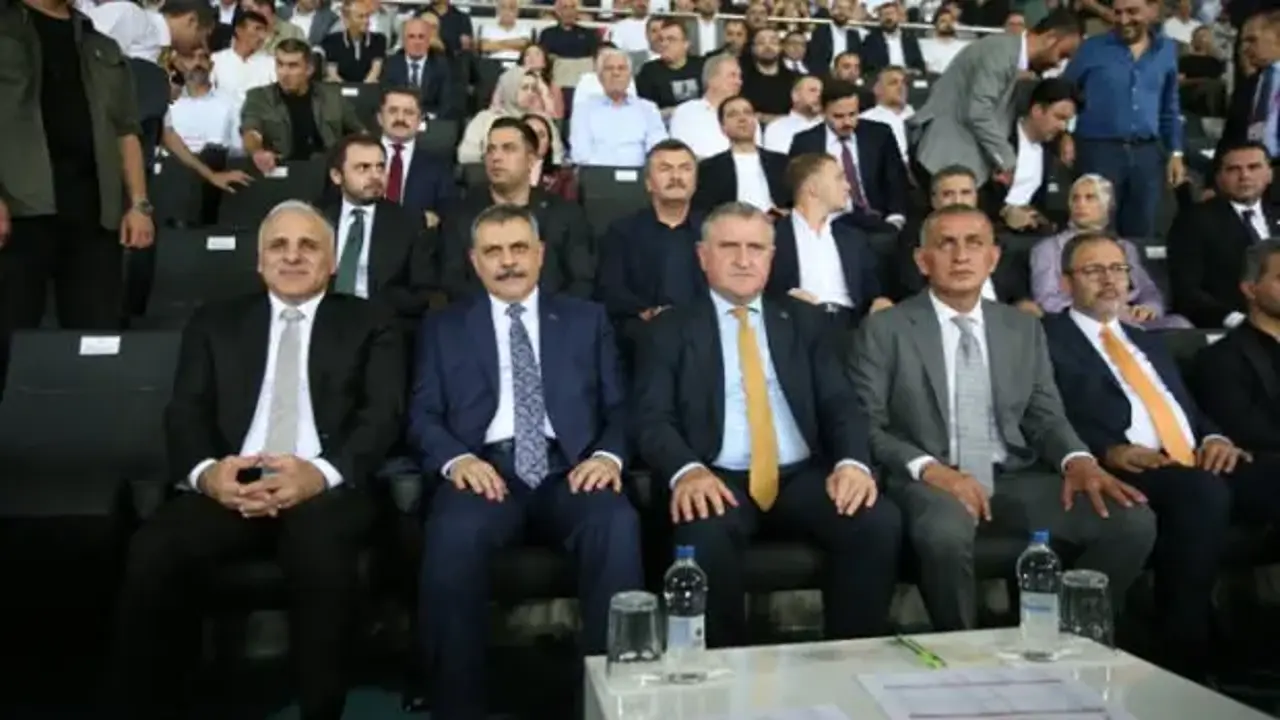 Bakanlar ve TFF Başkanı Amedspor-Erzurumspor maçını tribünde takip etti