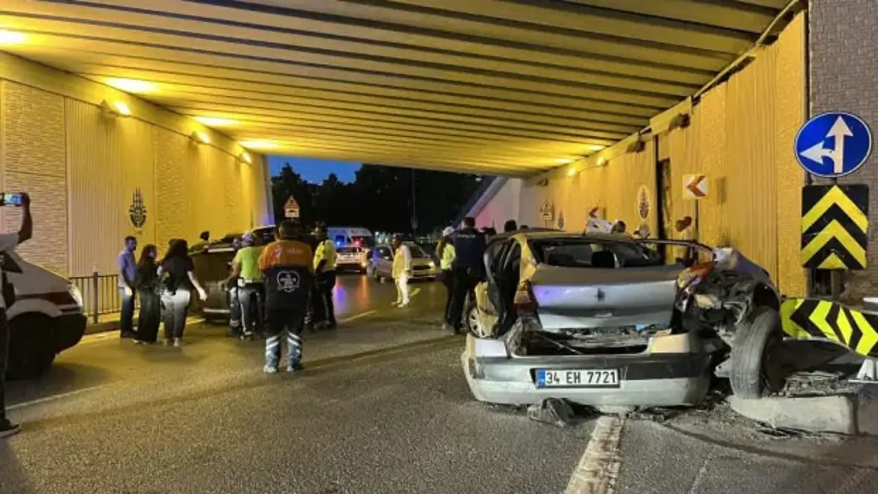 Bakırköy’de hafif ticari araç ile otomobil çarpıştı: 5 yaralı
