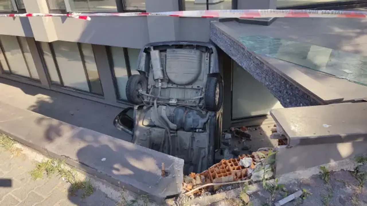 Bakırköy'de otomobil apartman boşluğuna düştü: 2 yaralı