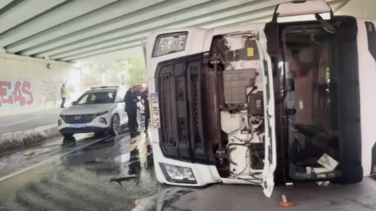 Bakırköy'de üst geçide çarpan TIR devrildi