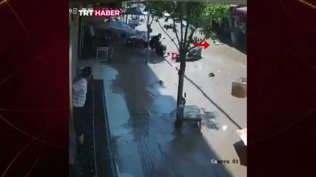 Balık havuzu patladı sokak göle döndü: Minik çocuk akıntıya böyle kapıldı!