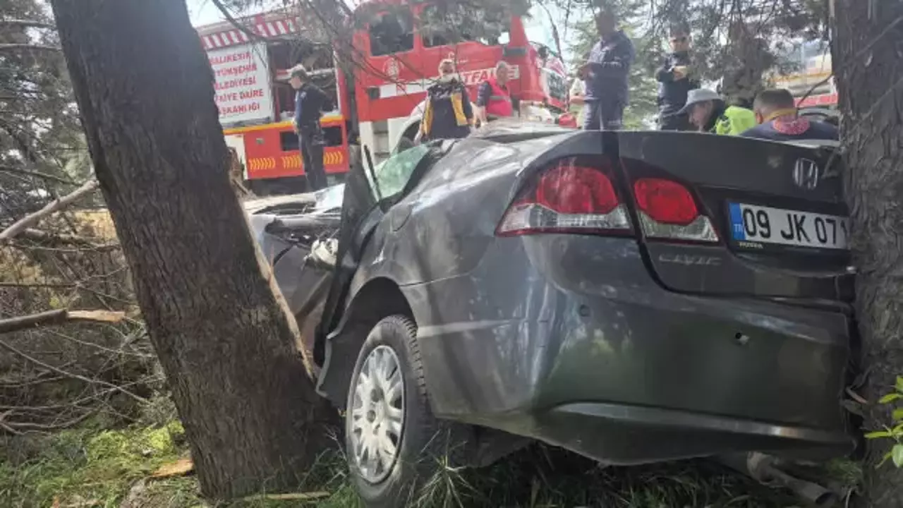 Balıkesir'de feci kaza! Devrilen otomobilin sürücüsü hayatını kaybetti