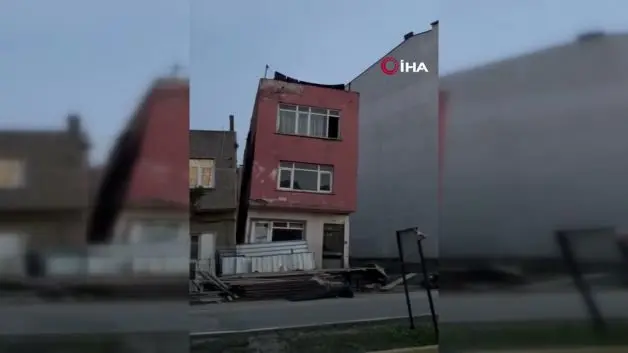 Balıkesir’de inşaat kazısı yandaki binayı yıktı: İki katlı bina yana çöktü