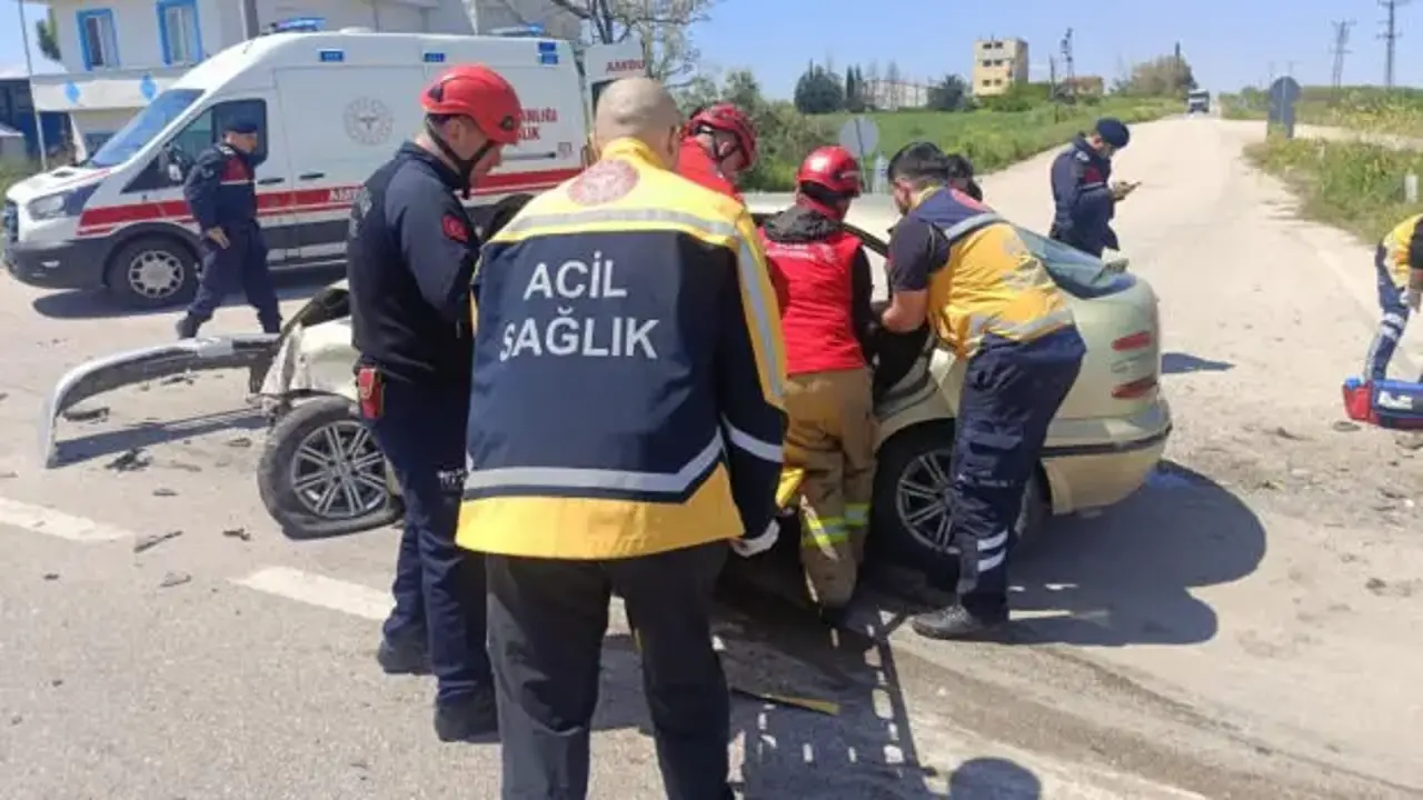Balıkesir'de otomobiller çarpıştı: 3'ü ağır 6 yaralı