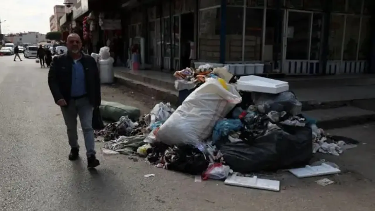 Bankamatikçiler yaşasın diye sokaklar çöp içinde: CHP'li eski belediye can çekişiyor