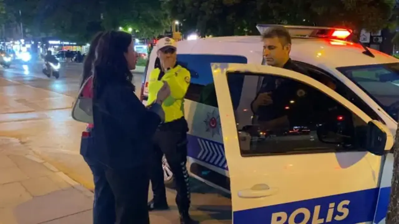 Bankamatikte unutulan parayı görüp polise teslim etti