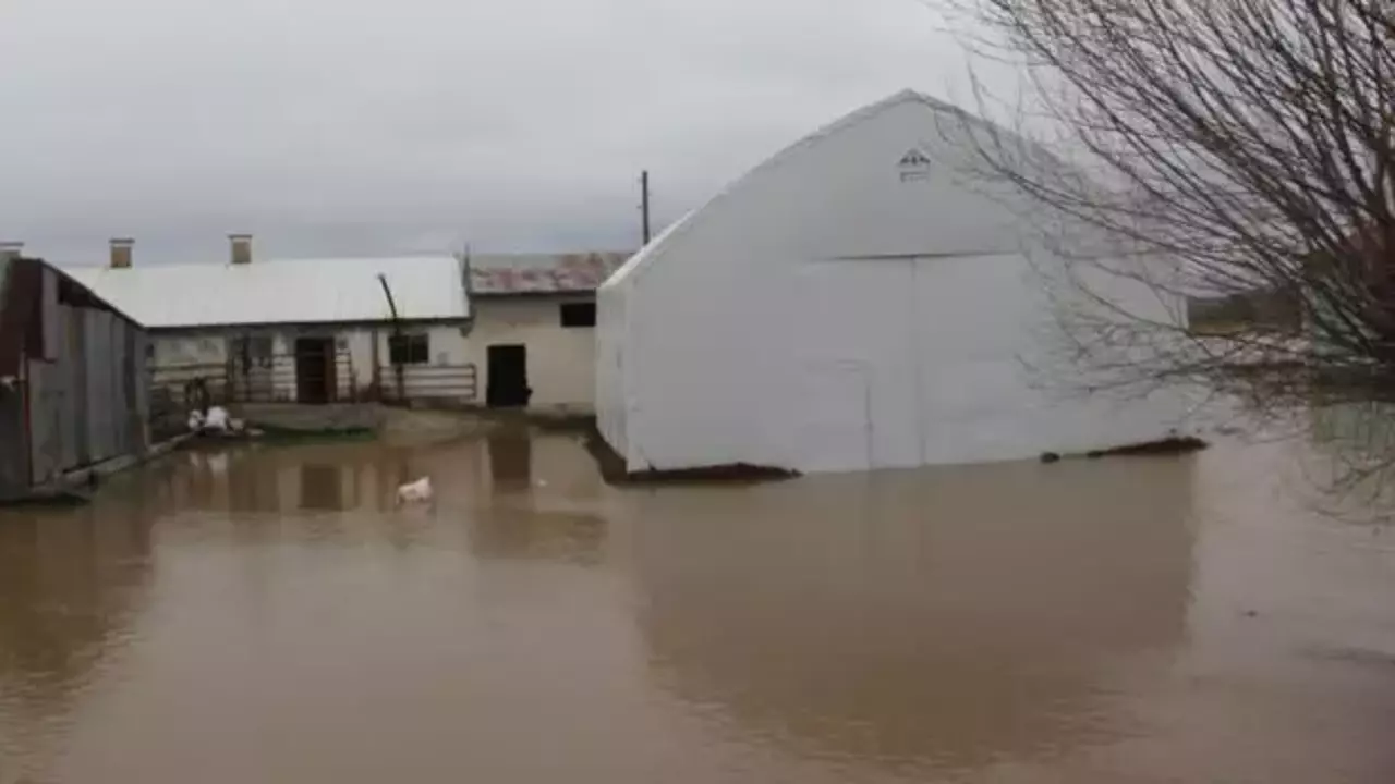 Baraj taştı, köy tamamen sular altında kaldı