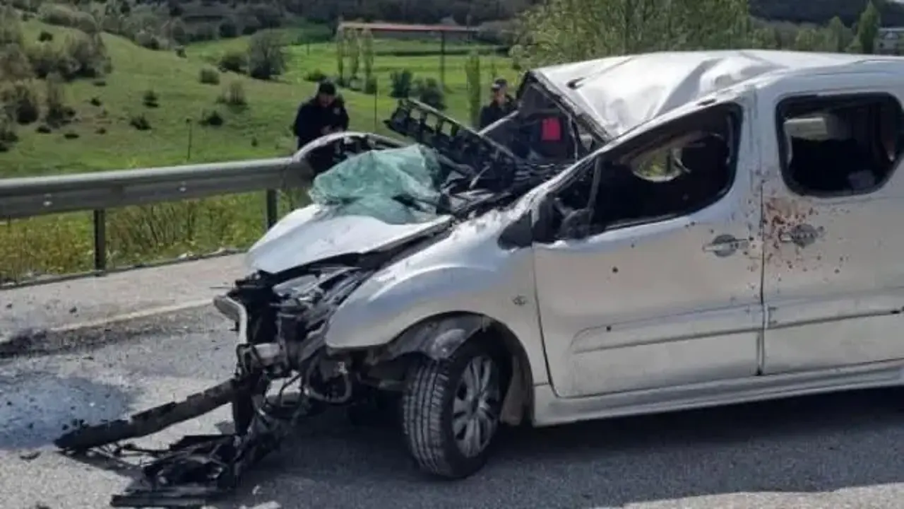 Bariyerlere çarpan araçtaki 6 kişi yaralandı