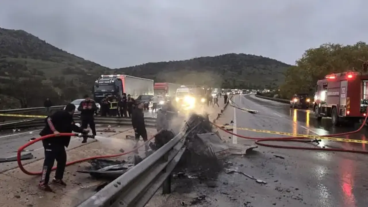 Bariyerlere çarparak yanan otomobilin sürücüsü feci şekilde can verdi