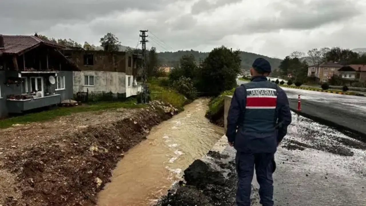 Bartın'da 15 saatte 14 sel, 12 çatı uçması ihbarı yapıldı