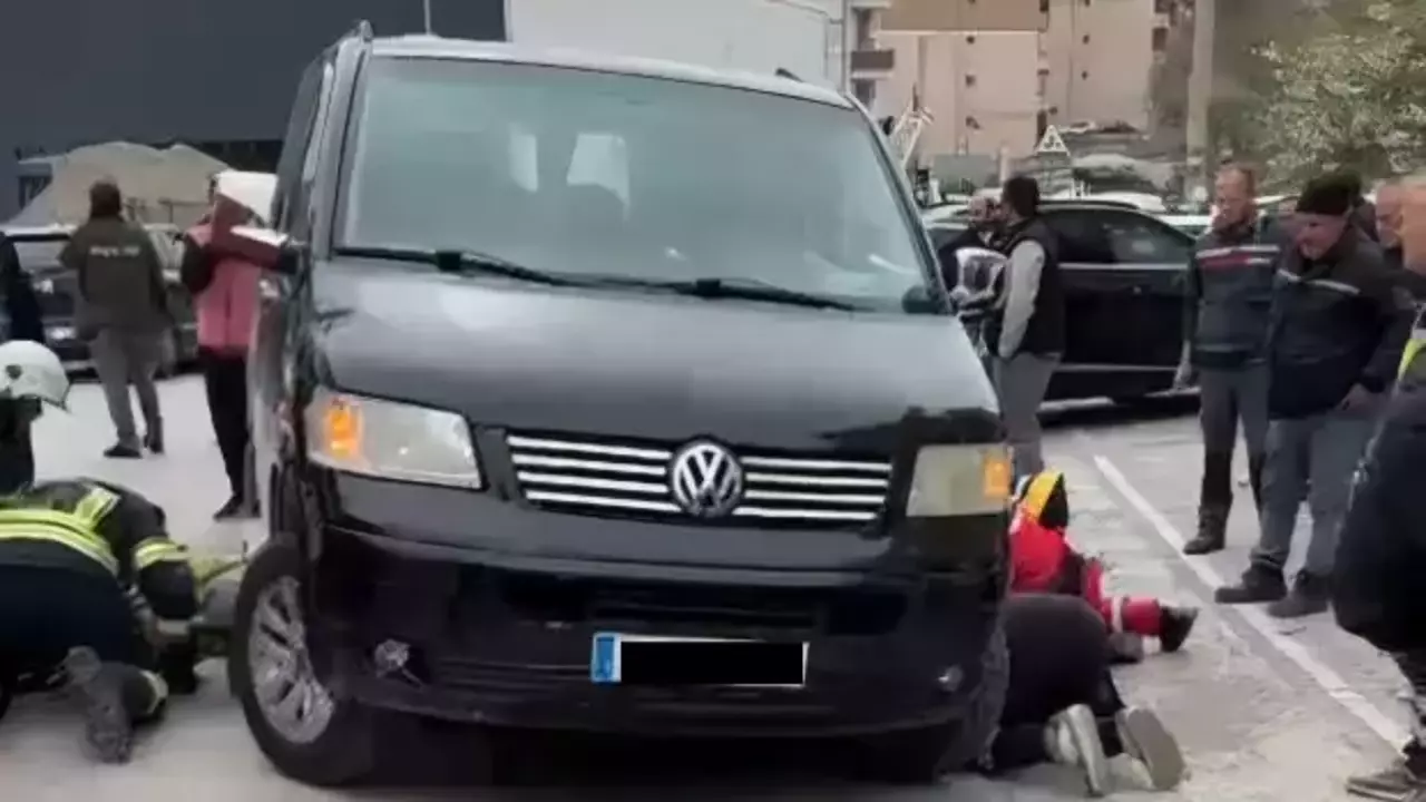 Bartın'da feci kaza: Aracın altında kalan kadını ekipler kurtardı