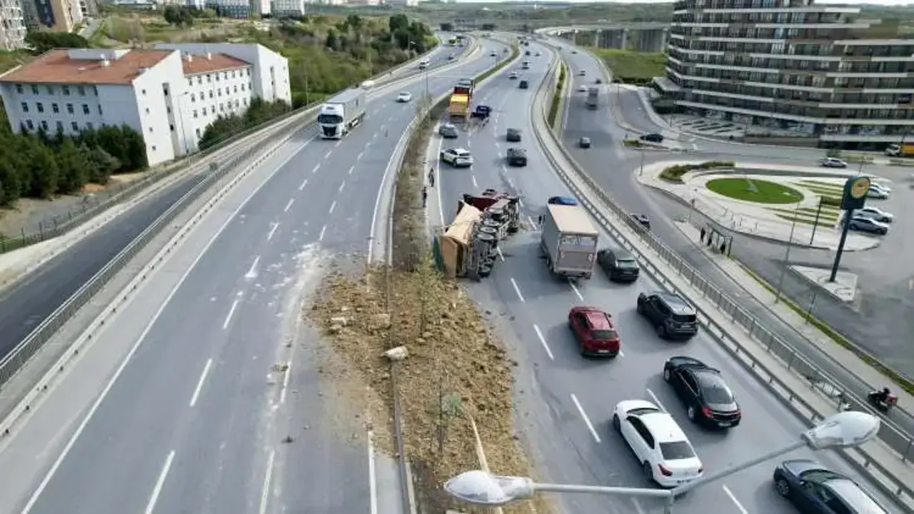 Başakşehir'de hafriyat kamyonu devrildi, tonlarca toprak yola saçıldı