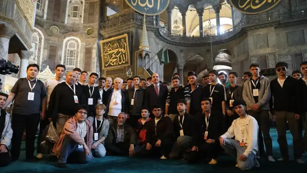 Başkan Altay “Genç Seyyah” projesi ile İstanbul gezisine katılan öğrencilerle buluştu