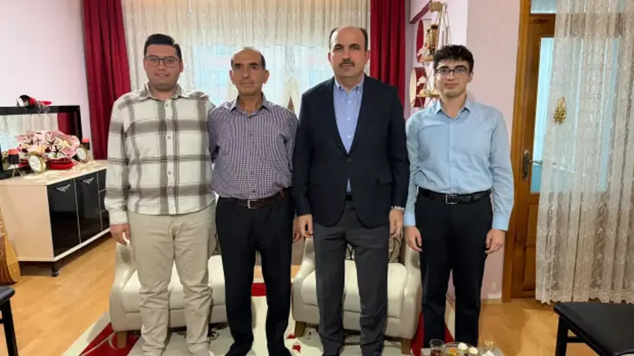 Başkan Altay, “Vefa Umresi” ile kutsal topraklara giden vatandaşları evlerinde ziyaret etti
