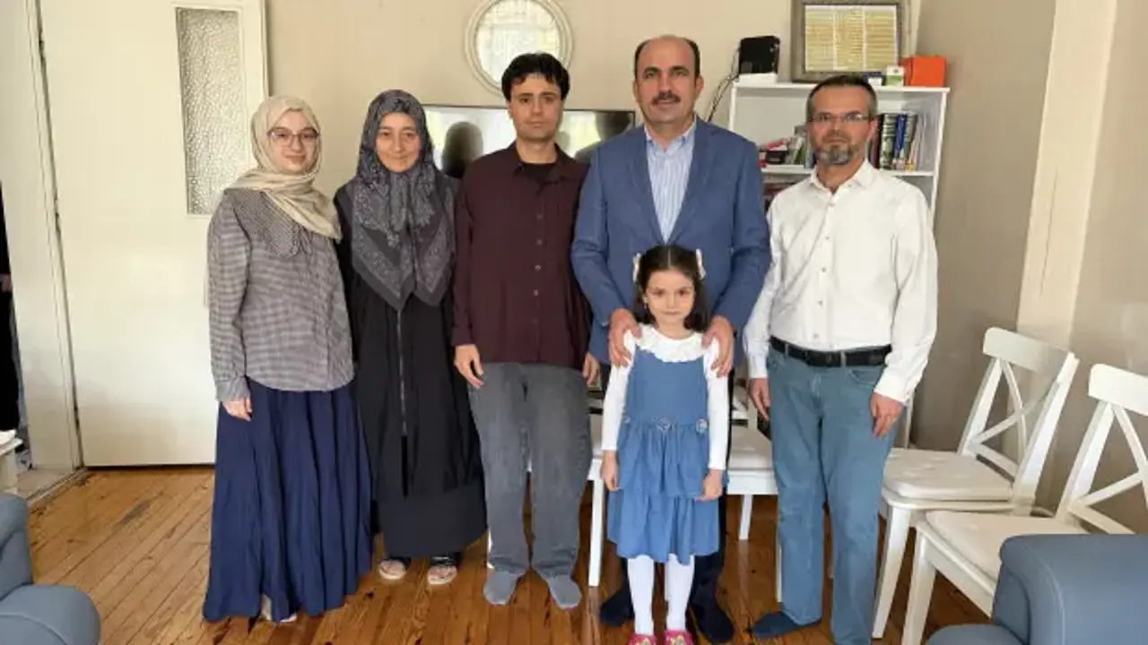 Başkan Altay'dan 'Umre Ödüllü Siyer Yarışması' ile umreye giden aileye ziyaret!