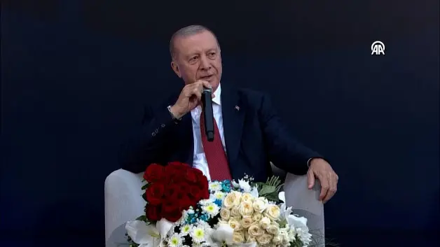 Başkan Erdoğan Resul Dindar’ın “Uzun İnce Bir Yoldayım” ve ''Çayeli'nden Öteye'' türkülerine eşlik etti