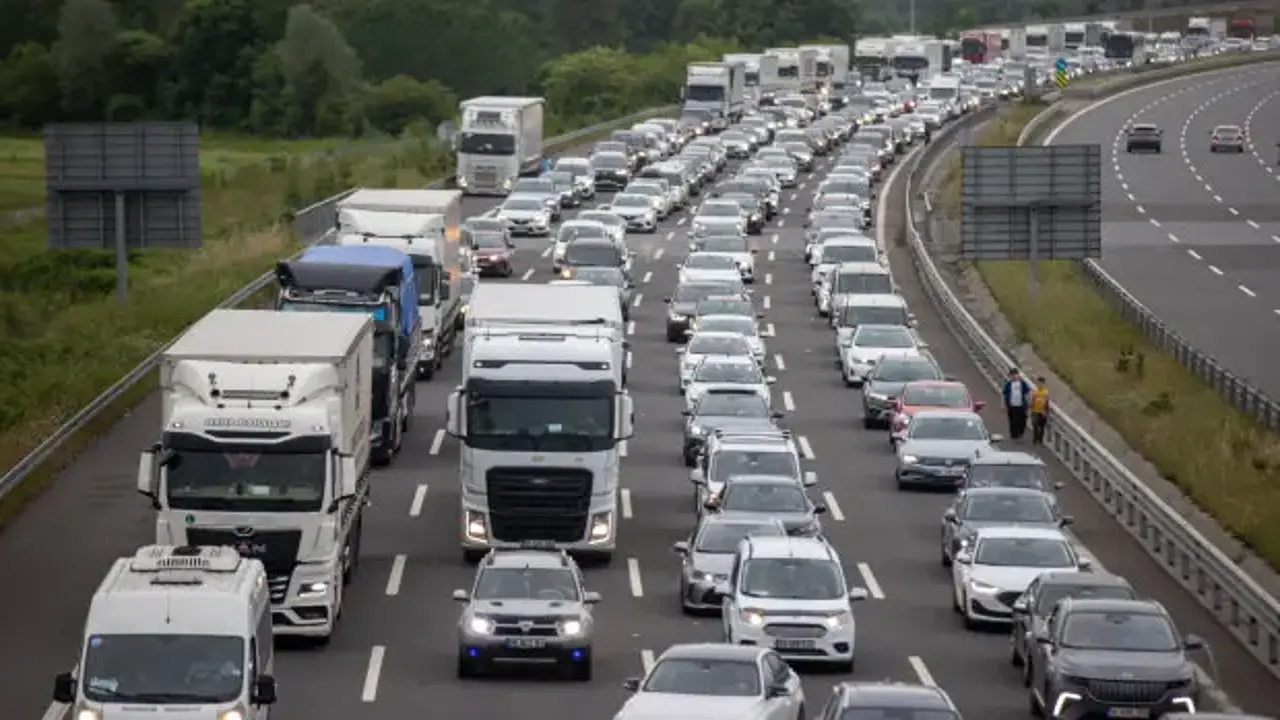Bayram dönüşü trafiği rahatlatacak karar: Ağır vasıtaların İstanbul'a geçişi yasaklandı