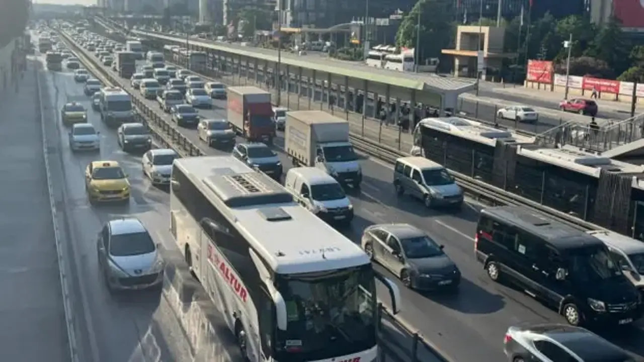Bayram tatili sonrası İstanbul'da trafik yoğunluğu