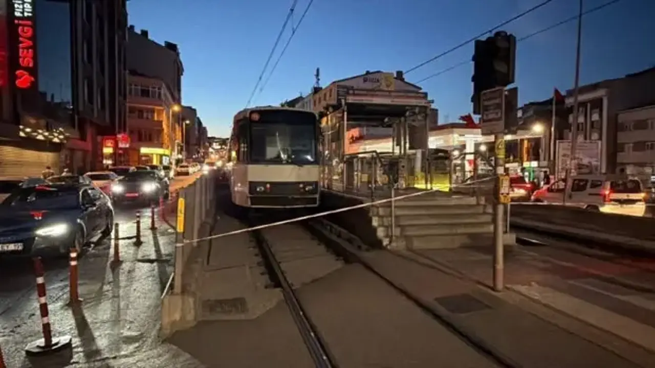 Bayrampaşa'da trafo patlaması: Tramvay seferlerini aksattı