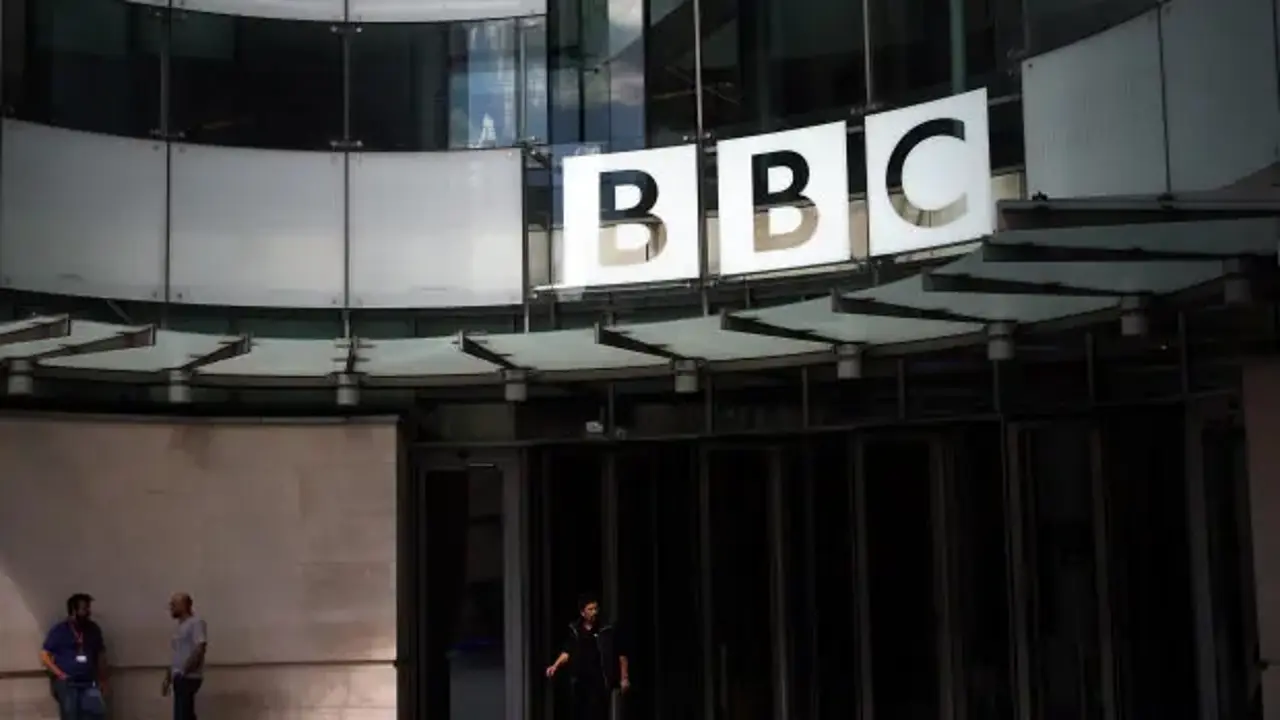 BBC zor günler yaşıyor: İki kanal ve radyoyu kapatıyor!