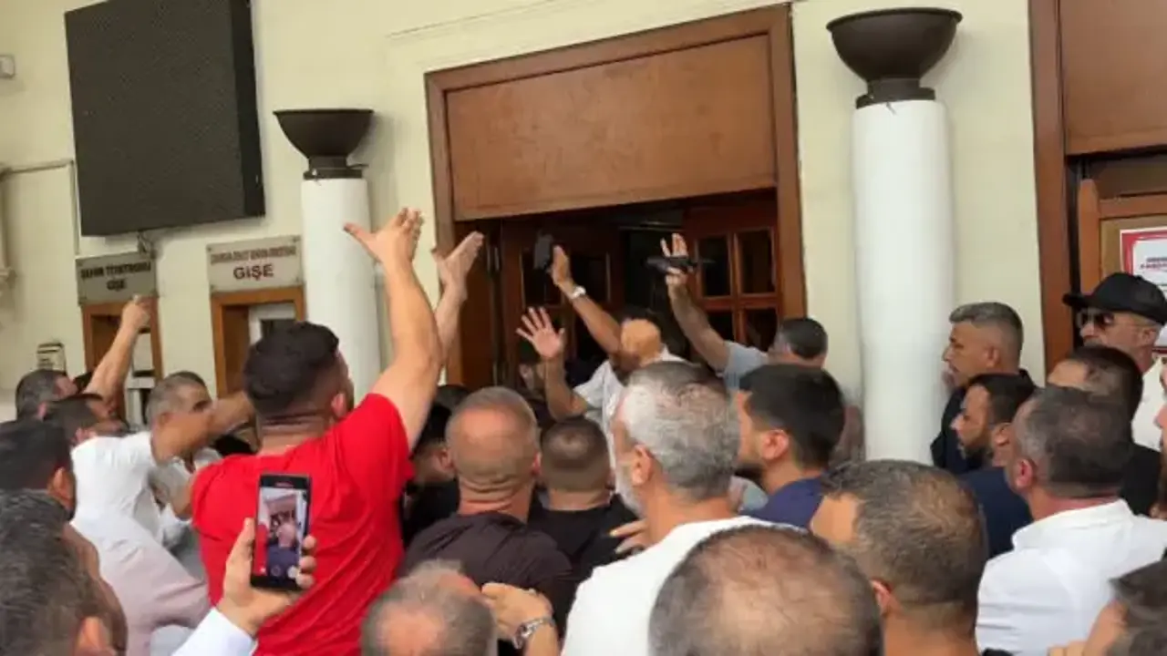 Belediye binasına girerek eylem yapan servisçilere biber gazlı müdahale