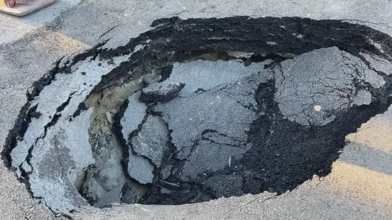 Beşiktaş'ta onarılan yol 1 ay sonra tekrar çöktü: Okul servisi faciadan kıl payı kurtuldu