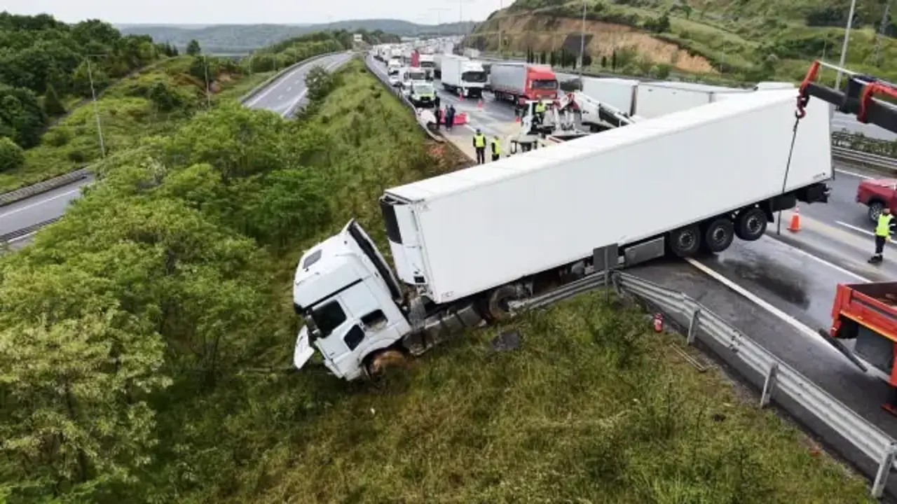Beykoz'da zincirleme kaza! Bariyerleri aşan TIR, yolun dışına çıktı