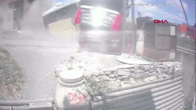 Beylikdüzü'nde freni boşalan İETT otobüsü TIR'a çarptı
