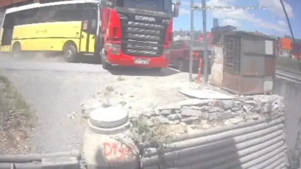 Beylikdüzü'nde İETT otobüsü dehşet saçtı! Freni boşaldı, park halindeki araçları biçti