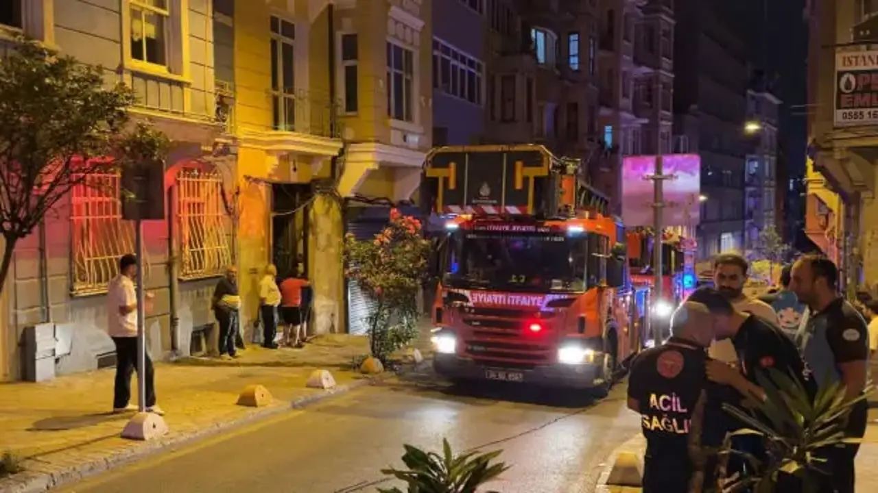 Beyoğlu'nda duvarı çöken bina tahliye edildi