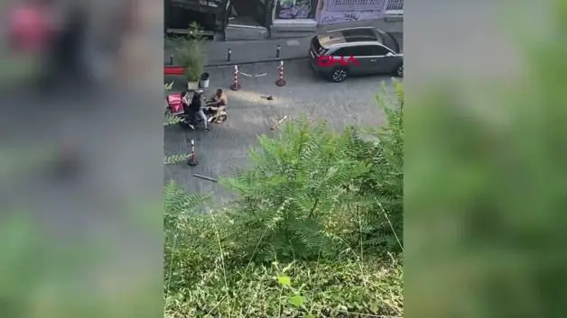 Beyoğlu’nda yarı çıplak motosikletin önüne atladı: Duba ve sopalarla meydan dayağı yedi