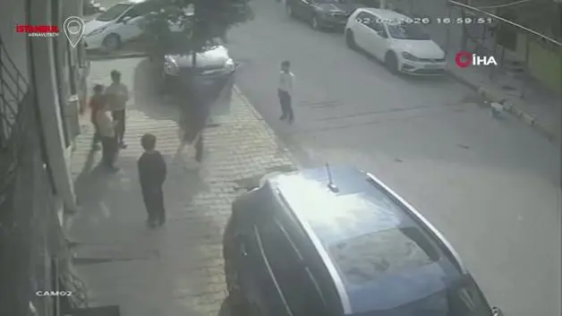 Bıçaklı saldırgan sokakta çocukları, binada komşuları hedef aldı!