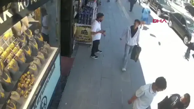 Binadan beton parçaları koptu, caddede yürüyenler son anda kurtuldu