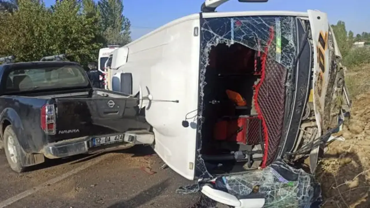 Bingöl'de midibüs ile pikap çarpıştı: 1'i ağır 12 yaralı