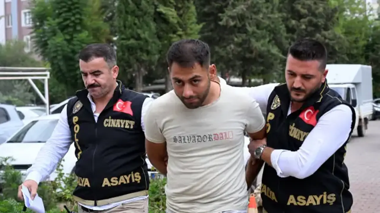 Birlikte yaşadığı kadını boğmadan önce yaktı!