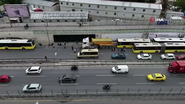 Bitmeyen çile! Bahçelievler’de İETT otobüsü arızalandı, vatandaş yol ortasında otobüs bekledi