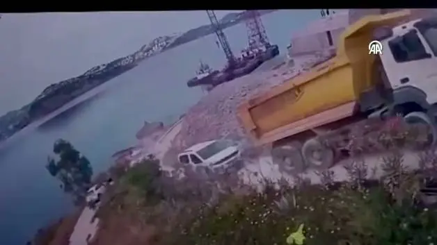 Bodrum'da denize düşen hafriyat kamyonu az kalsın daha büyük faciaya neden oluyordu