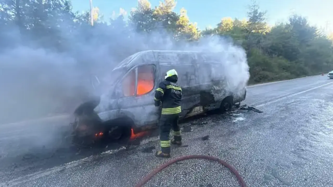 Bodrum’da okul servis minibüsü yandı