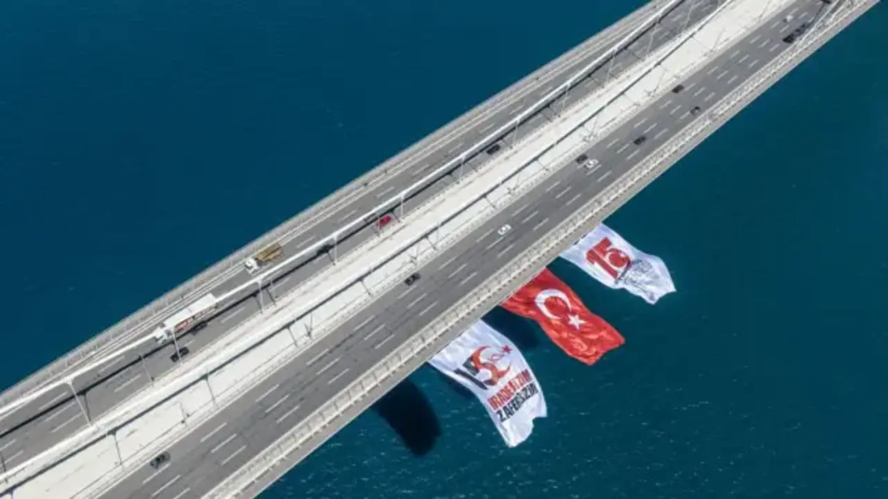 Boğaz'daki köprülere 15 Temmuz dolayısıyla Türk bayrağı asıldı